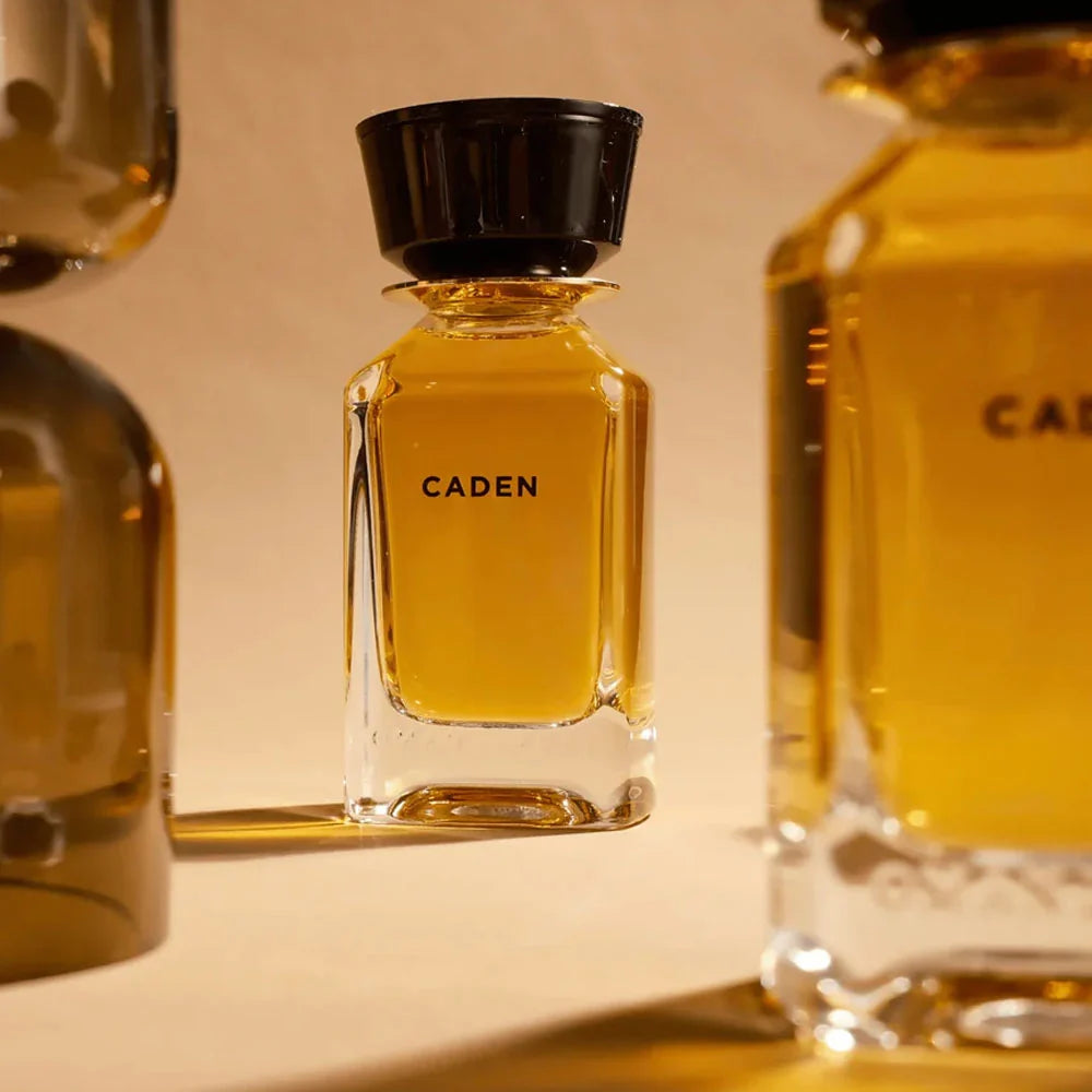 Omanluxury - Paramour parfum de niche unisexe 100ml dans un fond blanc avec des flacon l'un devant l'autre