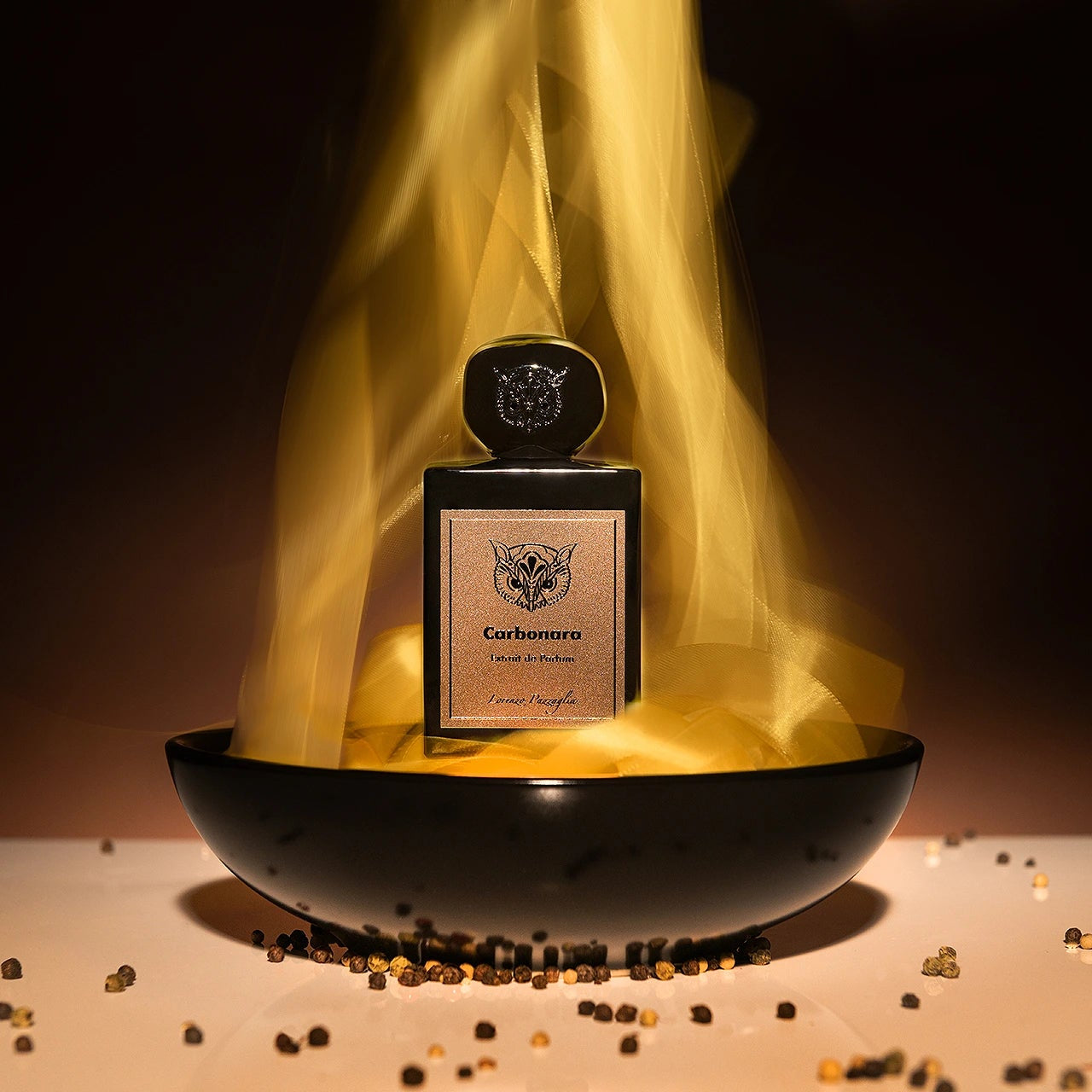 Flacon du parfum Carbonara de Lorenzo Pazzaglia, extrait épicé et crémeux.
