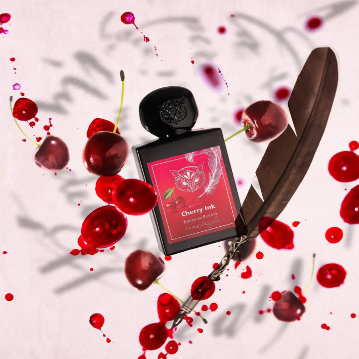 Flacon du parfum Cherry Ink de Lorenzo Pazzaglia, extrait audacieux et contrasté sur un décors de cerise avec une plume d'écriture
