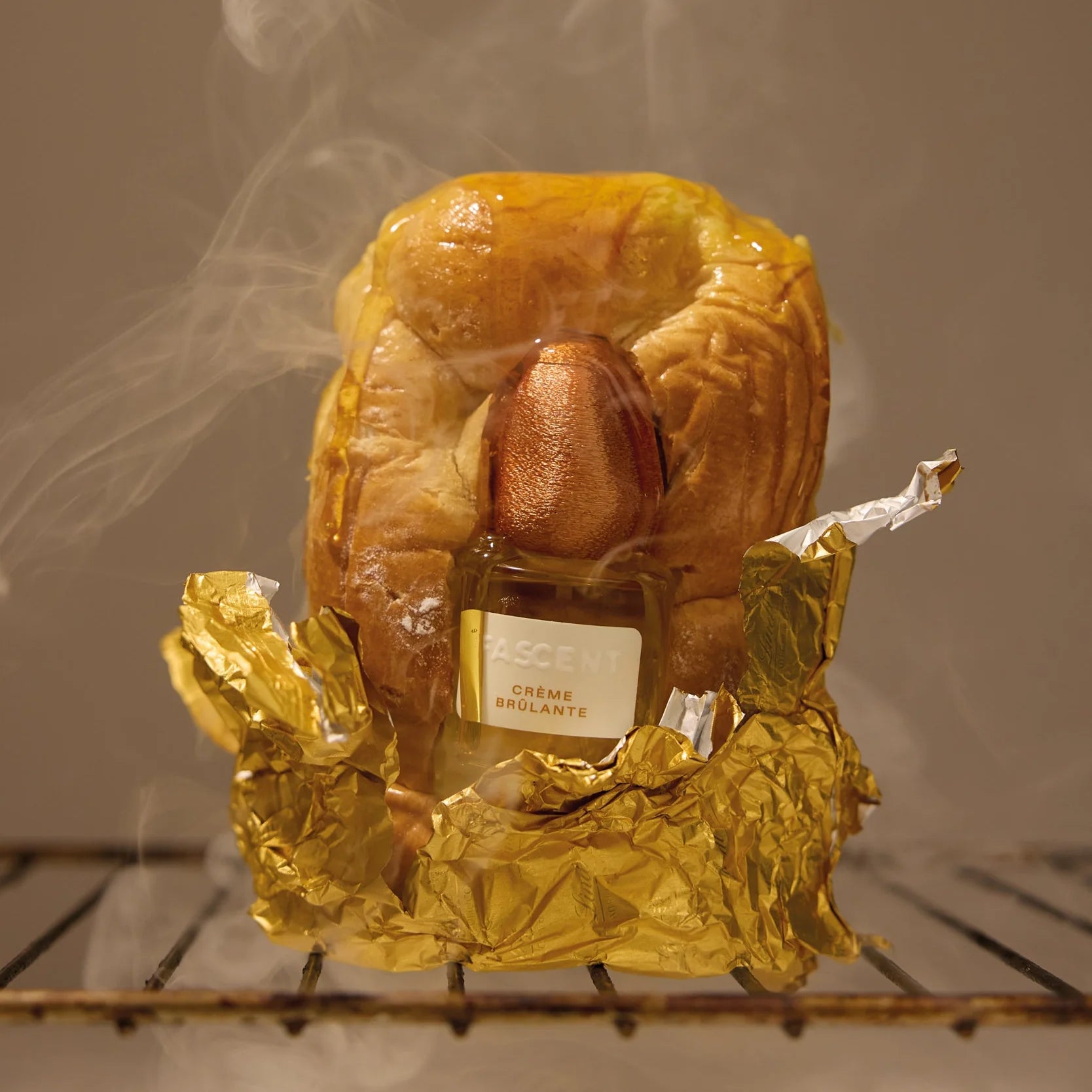 Parfum de niche creme brulante de la marque Fascent dans une brioche chaude