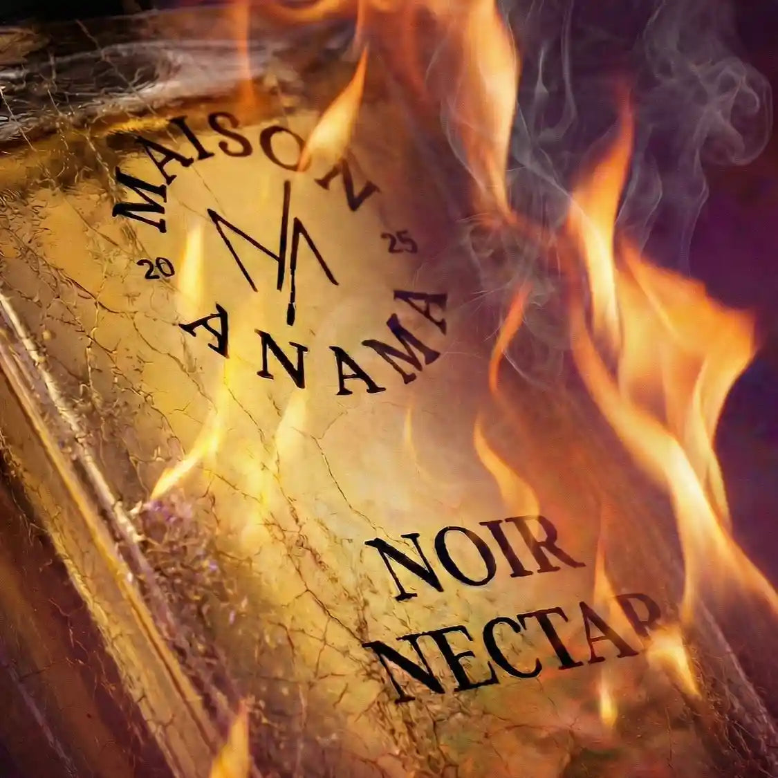 Parfum de niche Noir Nectar de la maison anama - édition prestige sur un fond tamisé  avec le flacon enflammé