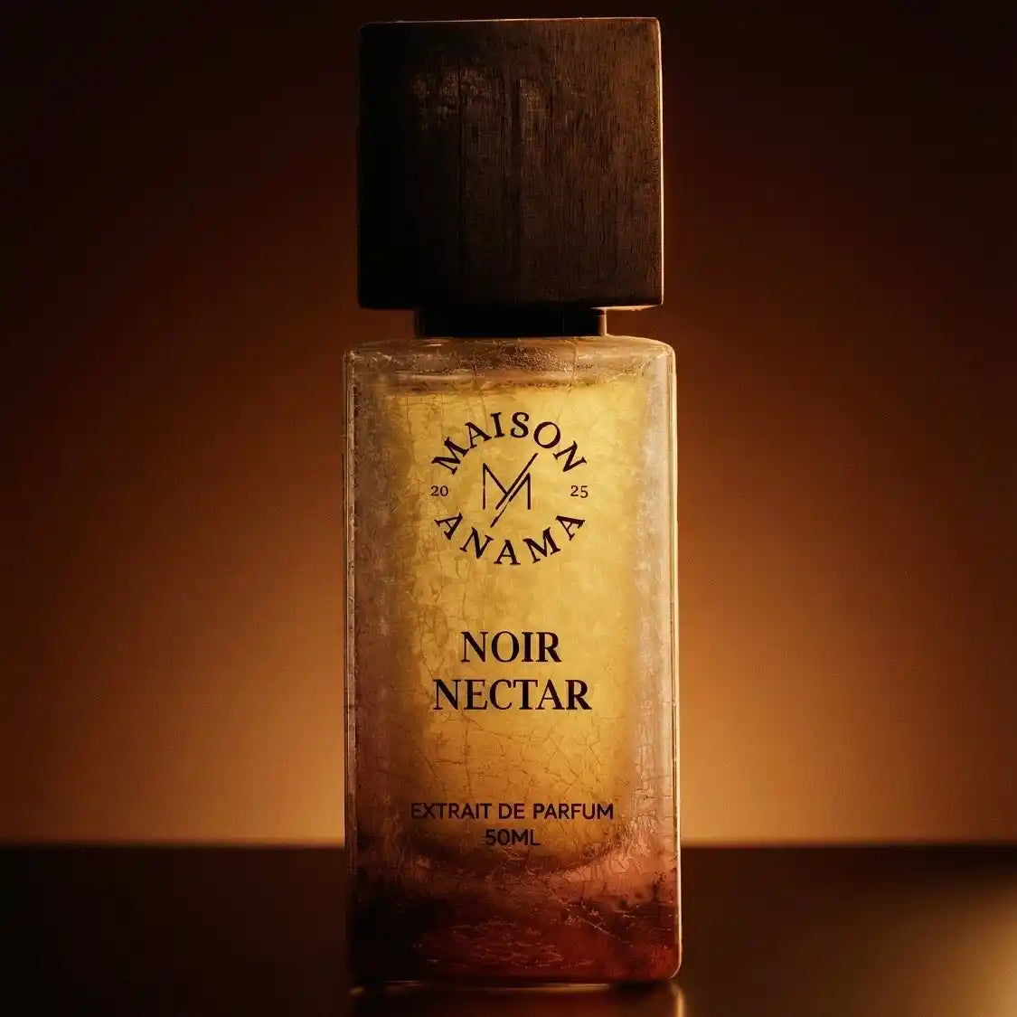 Packshot du parfum de niche Noir Nectar de la maison anama - édition prestige sur un fond tamisé 