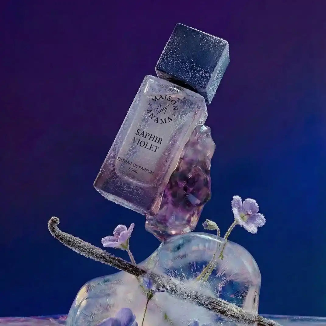 Parfum de niche Saphir Violet de la maison anama - édition prestige sur un fond de glace avec de la feuille de violette et une gousse de vanille glacé