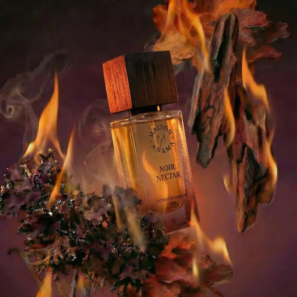 Parfum de niche Noir Nectar de la maison anama - édition prestige sur un fond tamisé  avec du Oud brulant et du safran. 