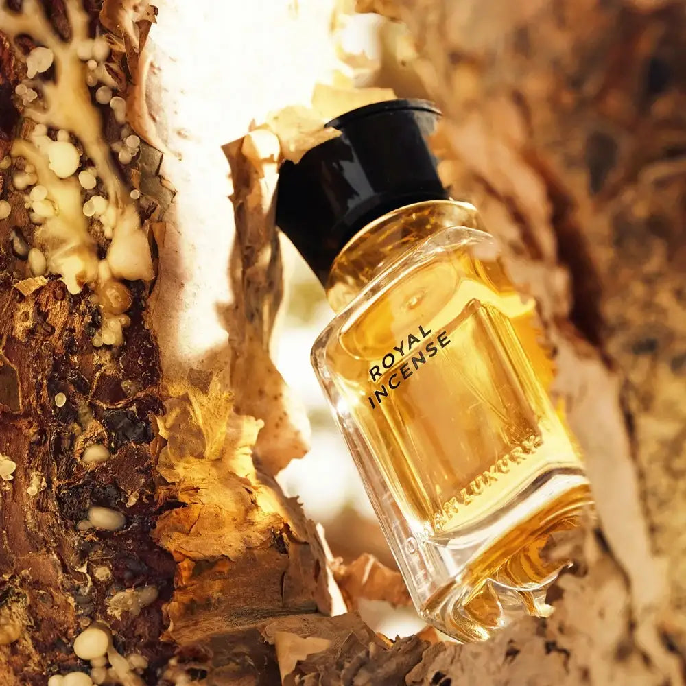 Omanluxury - Royal Incense Parfum de niche eau de parfum 100ml dans des copeaux de bois et de la lumière traversante