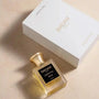 Parfums de niche.Flacon Oriental Rida de la Maison Badar Parfums, sur une table avec sa boite blanche.