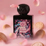 Flacon du parfum de niche Pink milk de la maison lorenzo pazzaglia dans un décors rose, avec des pétales de rose et des biscuits