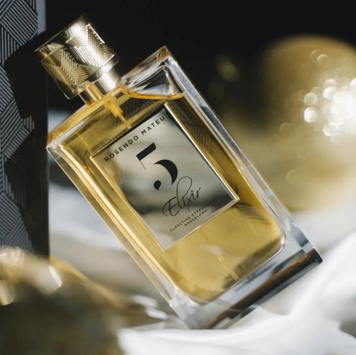 Parfum de niche rosendo mateu 5 Elixir dans un décors élégant et contre sa boite