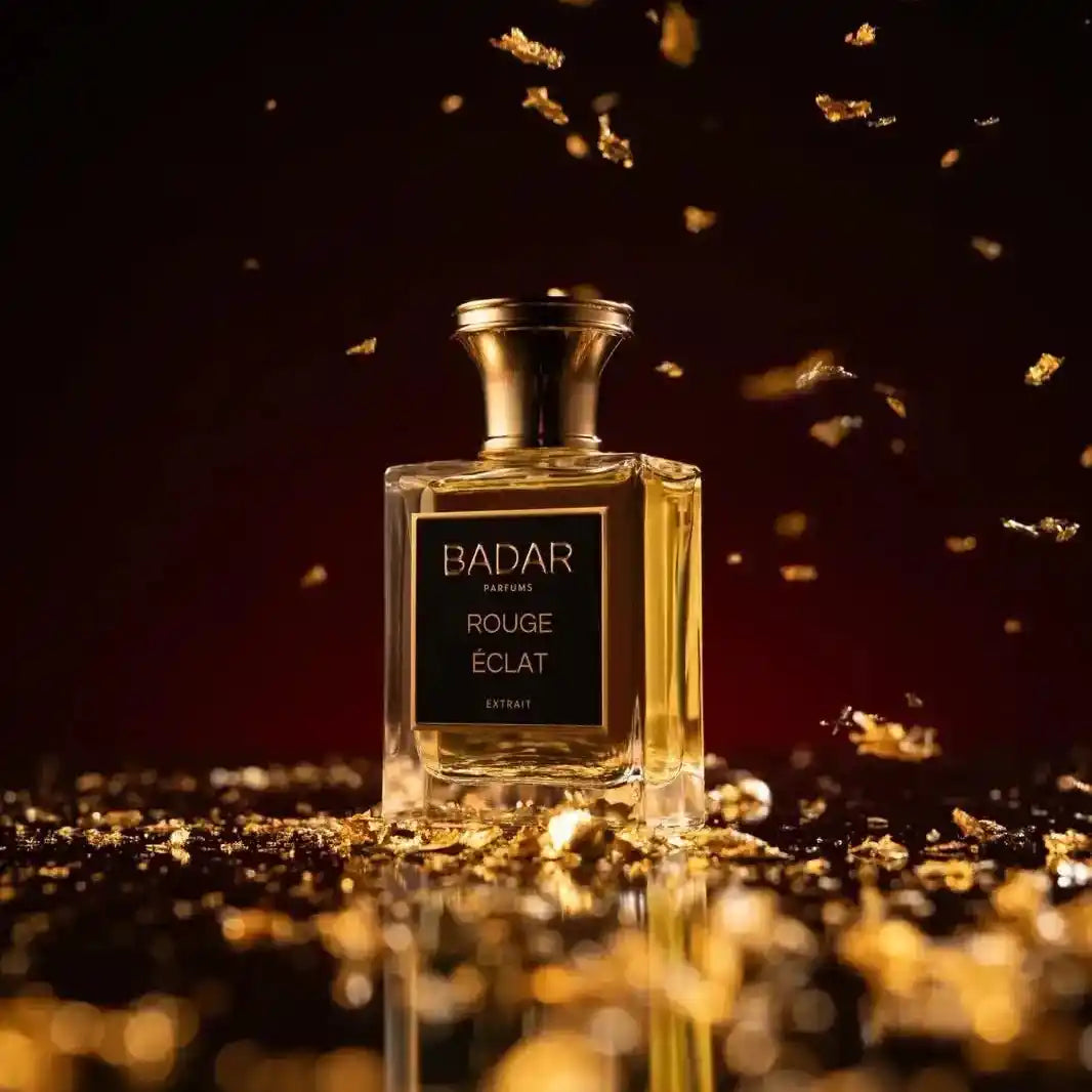 Flacon, Rouge Eclat de la maison Badar Parfums dans un décors luxueux avec des éclats d'or 