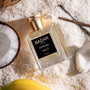 parfum de niche sandal gold de la maison Badar Parfum dans un fond de poudre coco et des gousses de vanille et de la banane