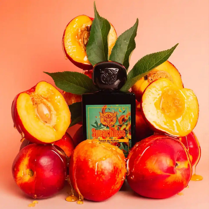 Flacon du parfum de niche Speachless de Lorenzo Pazzaglia, extrait sensuel et captivant entouré de pêches juteuses.