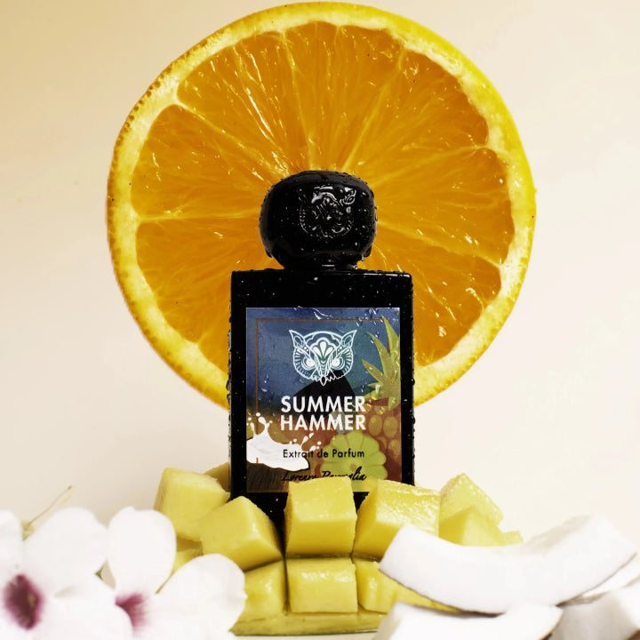 Flacon du parfum Summer Hammer de la maison Lorenzo Pazzaglia, extrait de parfum solaire, fruité et boisé, symbole d’un été vibrant et sensuel.