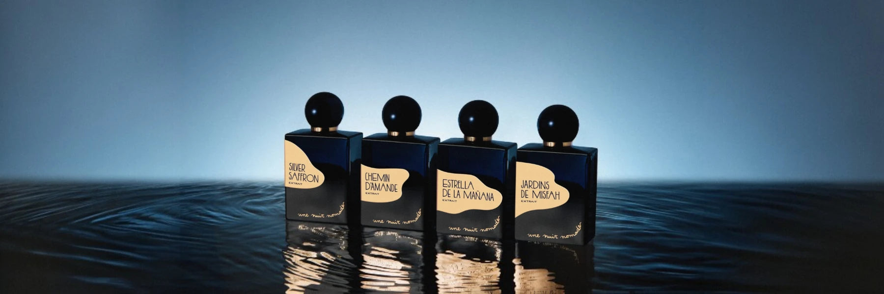 bannière une nuit nomade avec les 4 extraits de parfums de niche sur de l'eau et avec le ciel en fond pour desktop